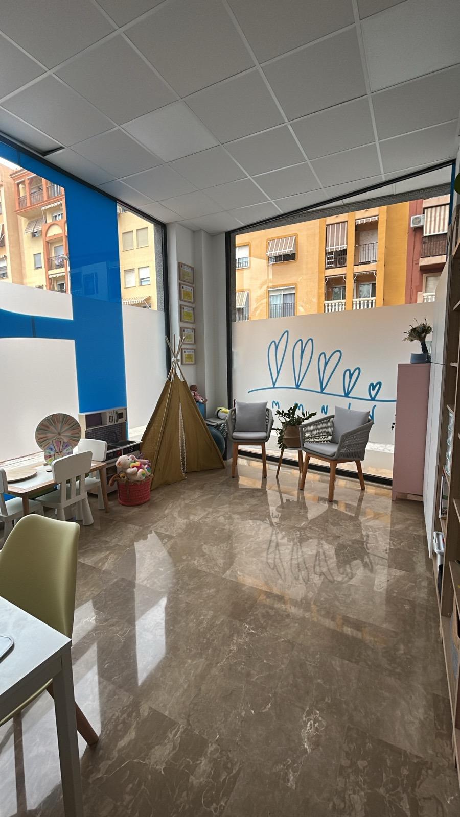 Consulta infantil con mesa, juguetes y tipi